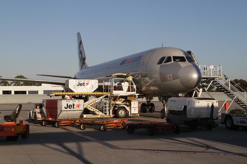 Quick turnaround for Jetstar A320 VH-VQG at Melbourne