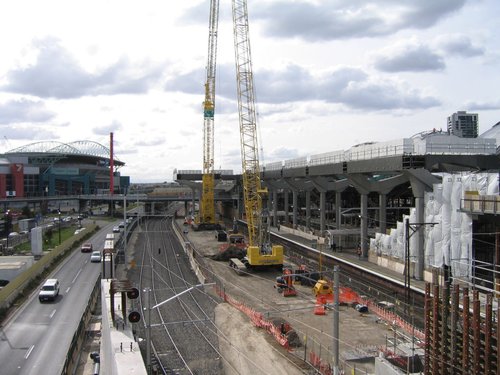 Two mobile cranes for building the deck over future platform 15/16