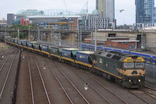 G524 on an up empty Apex quarry train ex-Westall at North Melbourne