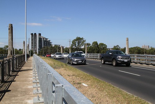 There is a grass median strip atop the bridge, but no separated bike lanes!