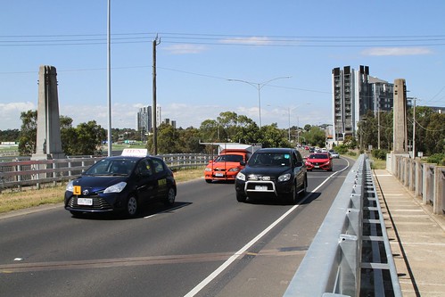 There is a grass median strip atop the bridge, but no separated bike lanes!