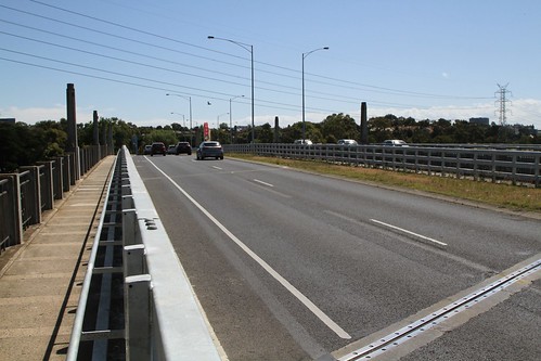 There is a grass median strip atop the bridge, but no separated bike lanes!