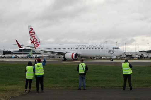 Virgin Australia Boeing 737-800 VH-YFK taxis past our group of airside planespotters