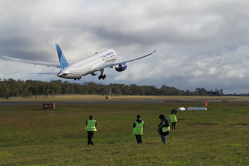 Our group of airside planespotters photograph United Airlines Boeing 787-9 Dreamliner N29981 taking off from runway 34