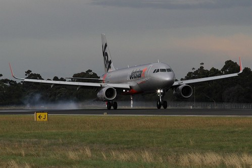 Jetstar Airways Airbus A320-232 VH-VFP touches down on runway 34