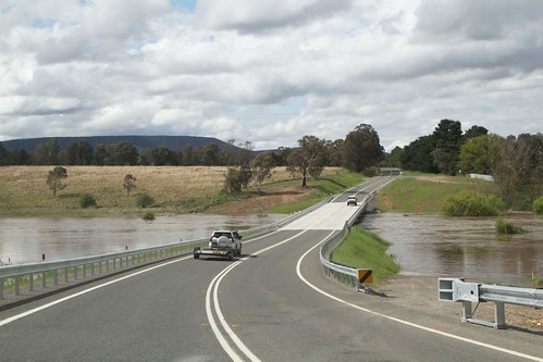 High level bridge carriages Towrang Road over a flooded Wollondilly River