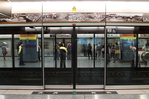 Centre platform at Choi Hung, with a platform located on each side