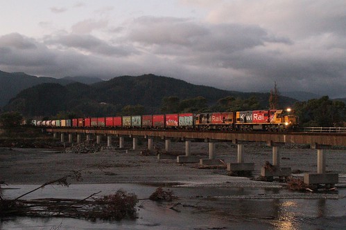 KiwiRail DXC 5385 leads DXC 5425 on 735 southbound freight from Picton to Christchurch over the Wairau River bridge at Tuamarina