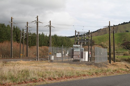 25 kV sub-sectioning post at the North Island Main Trunk at Ongarue