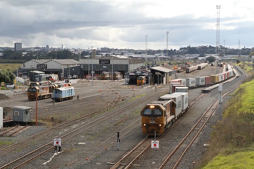 DL9423 leads MP3 southbound intermodal service to the Port of Tauranga out of Westfield Yard in Auckland