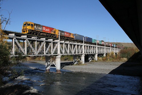 KiwiRail DXR 8007 leads DXB 5120 on 736 northbound freight from Christchurch to Picton over the Awatere River bridge at Seddon on the South Island