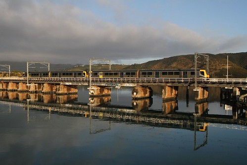 Pair of FP/FT "Matangi" class EMUs cross the bridge over the water at Paremata