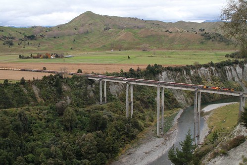 DL9233 leads DL9694 on 251 southbound timber train from Tangiwai over the towering concrete South Rangitikei Viaduct at Mangaweka