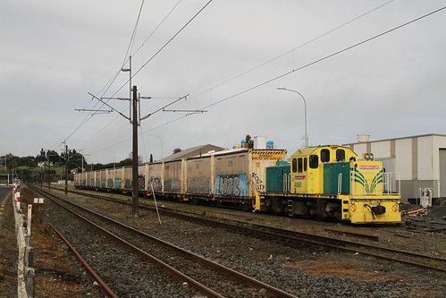 Toll 'Corn-Cob' liveried KiwiRail shunter DSJ 4060 waiting with Fonterra loading in the yard at Te Awamutu