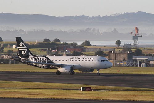 Air New Zealand Airbus A320-232 ZK-OXG taking off from Auckland Airport