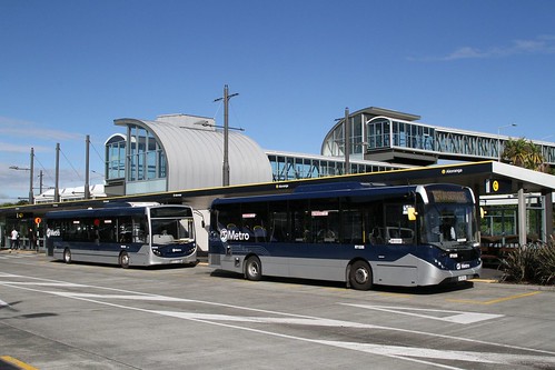 Ritchies bus #1335 LPE781 and Kinetic bus #4078 GDZ146 at the Akoranga busway station