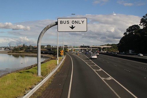 Bus only lane southbound on the SH1 motorway at Onepoto