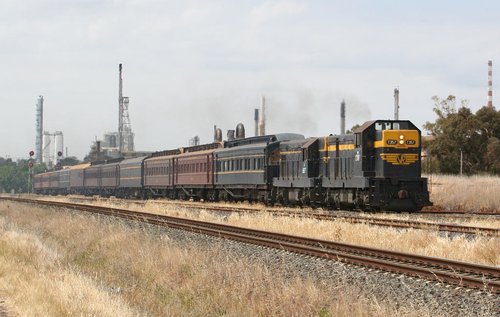 T357 and T320 take the tour toward Geelong, at North Shore