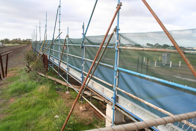 Temporary platform extension at the up end of Lara