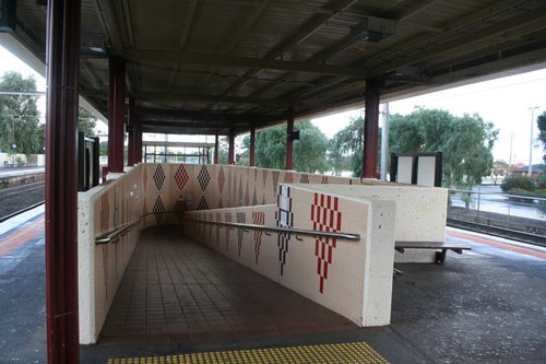 Access ramp to island platforms 1 and 2