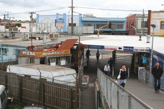 Ramp from the footbridge down to the Irving / Leeds Street intersection