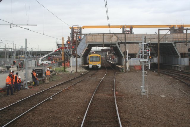 Extending platform 5/6 to the south to fit longer V/Line trains on the Geelong line