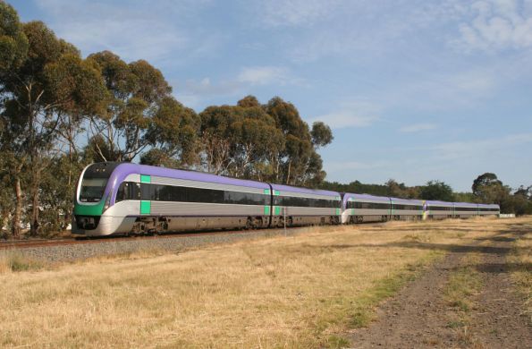 7 car Vlocity heads back empty to Geelong from Marshall