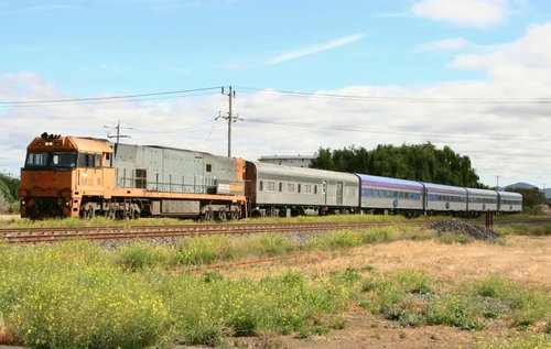 NR82 westbound at North Shore with a five carriage long consist