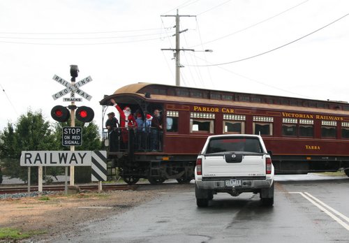 Santa waves on arrival into Shepparton