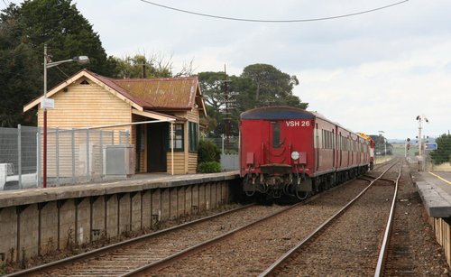 Carriage set VSH26 departs Donnybrook