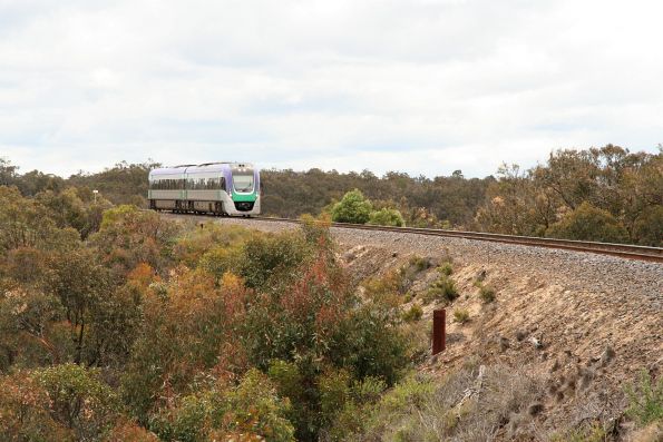 VLocity VL14 runs around the curves near Bank Box loop