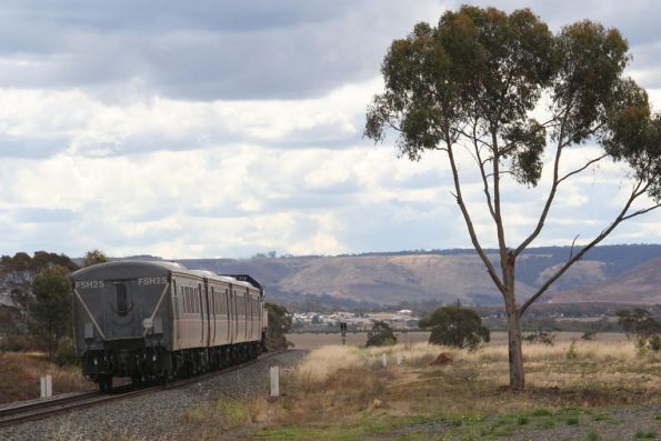 Carriage set FSH25 trails P18 through Parwan, bound for Bacchus Marsh