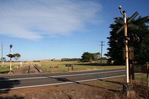 Princes Highway level crossing looking west