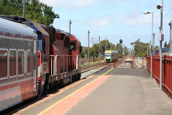 N452 departs South Geelong and the finally opened platform extension