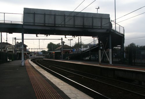 Footbridge crossing platforms 3/4 from the down end