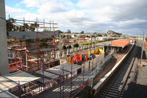 Base of the footbridge above the island platform