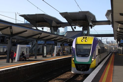 3VL32 runs through North Melbourne under the new concourse