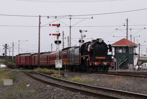 R761 rounds the curve into North Geelong C