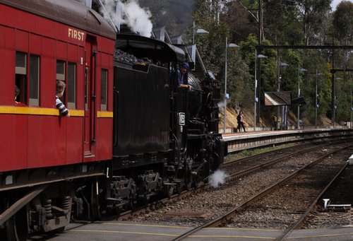 Running through Heatherdale station