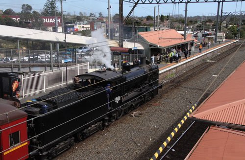 K153 arrives into the platform at Ringwood to pick up the on-train crew