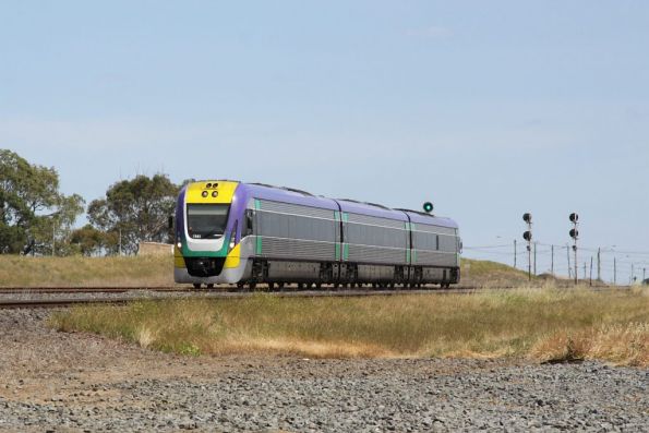 3VL41 heads back to Melbourne at North Shore