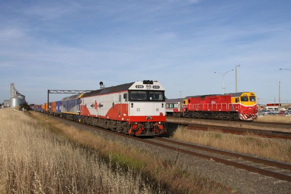 SCT liveried G512 leads CFCLA liveried G515 on MA2, overtaking N462 on a down Geelong service at Lara