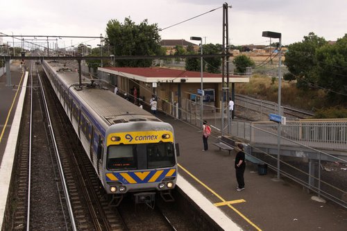 Alstom Comeng picks up passengers at West Footscray