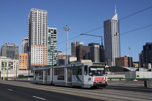 B2.2083 on route 86 crosses the La Trobe Street bridge