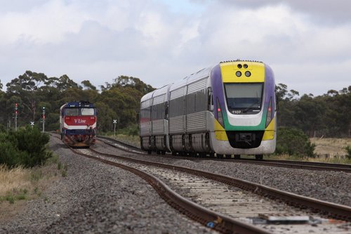 VL07 trails a Ballarat bound pass through Bank Box