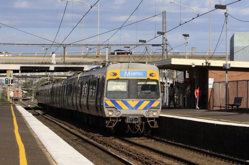 Alstom Comeng arrives into West Footscray on the down