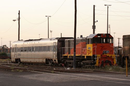 El Zorro Y145 coupled to Endeavour railcar LE 2862 out the back of South Dynon