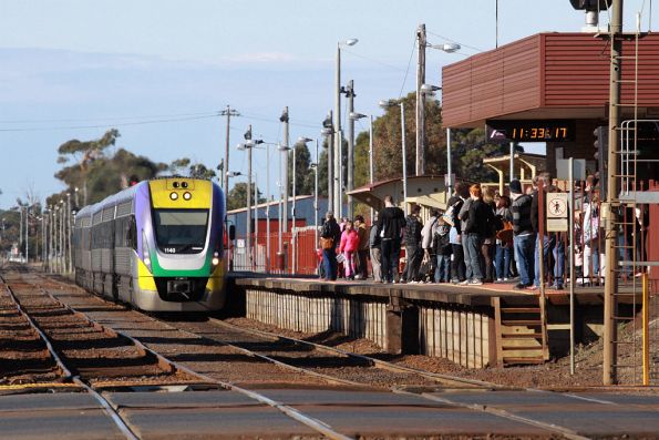 3VL40 arrives into South Geelong, school holiday crowds filling the platform