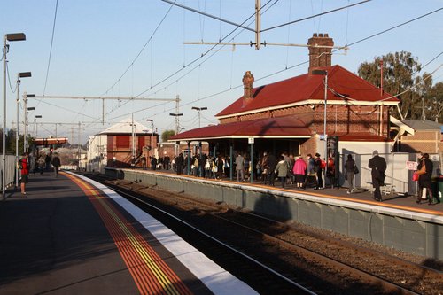 Crowd of passengers abandoning the platform at Yarraville, after an announcement that no trains were running