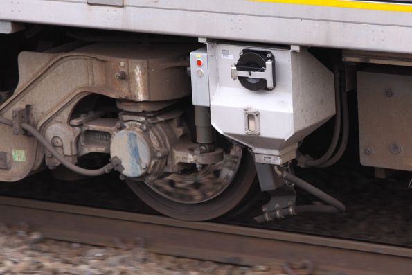 Sandbox, control equipment and discharge hose beneath a Siemens train